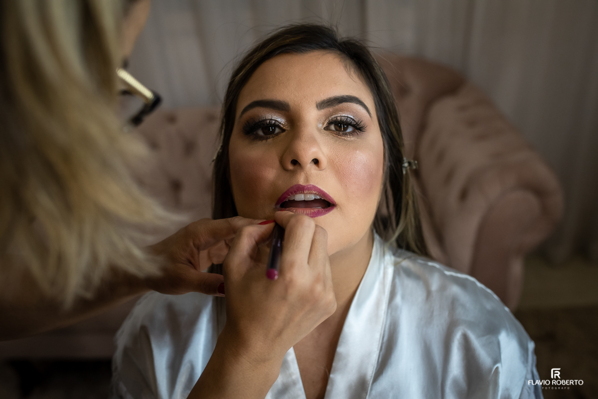 Noiva se maquiando no Ateliê Valeria Vendrasco para Casamento em Guaratinguetá