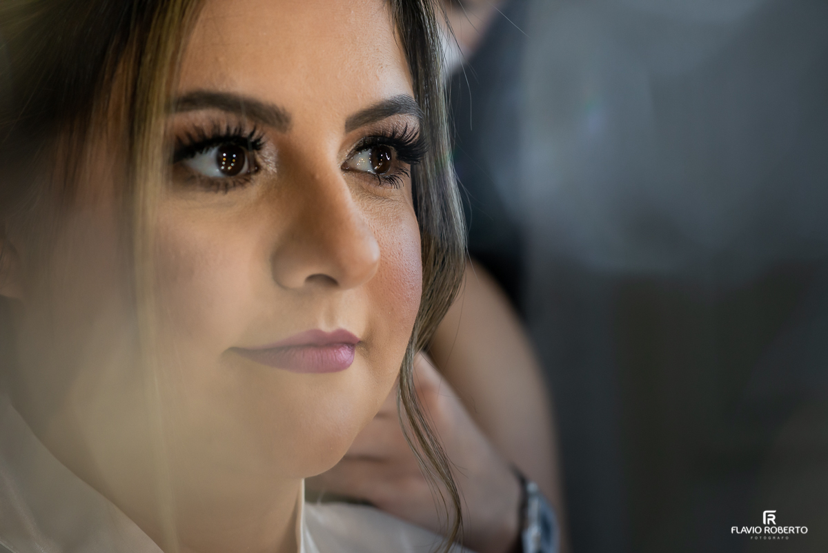 Noiva se maquiando no Ateliê Valeria Vendrasco para Casamento em Guaratinguetá