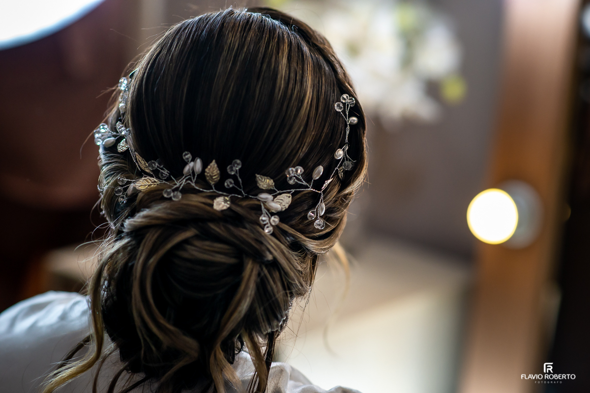 Noiva se maquiando no Ateliê Valeria Vendrasco para Casamento em Guaratinguetá