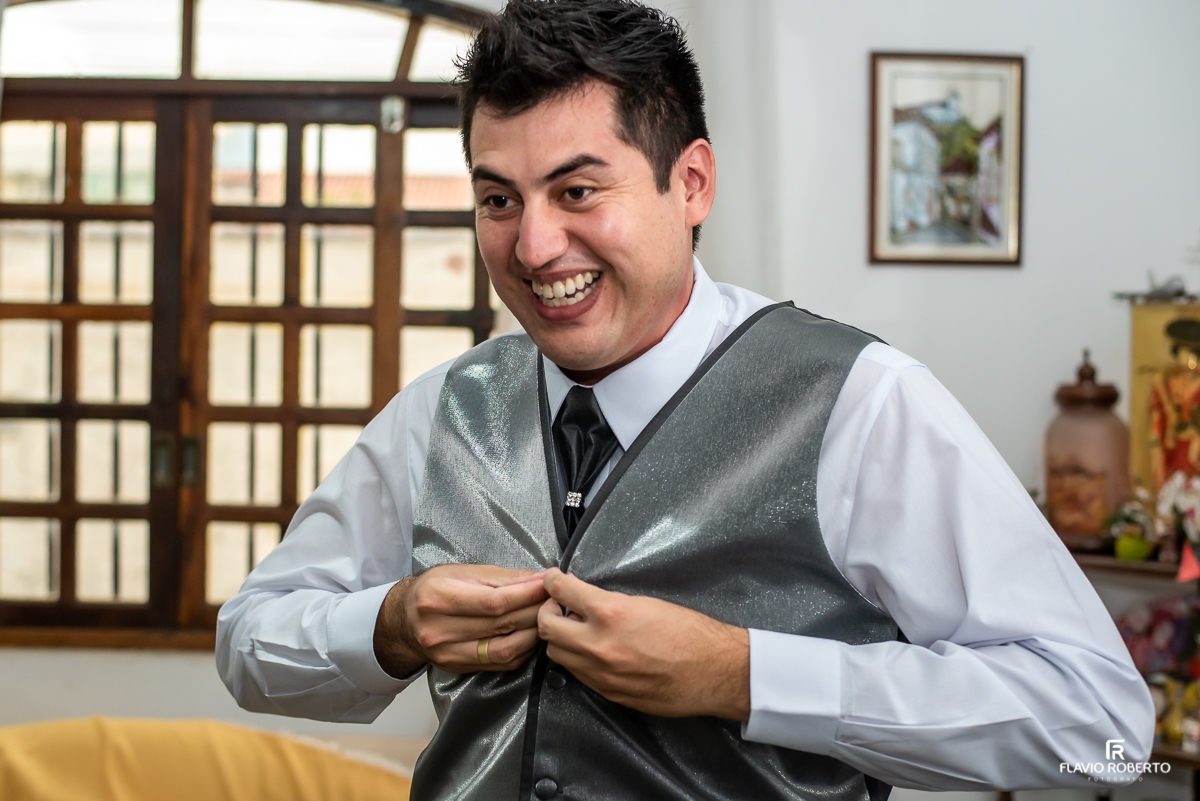 Noivo se arrumando com seus familiares para Casamento em Guaratingueta