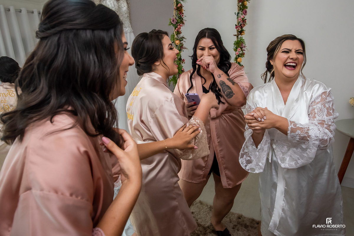 Noiva se maquiando no Ateliê Valeria Vendrasco para Casamento em Guaratinguetá