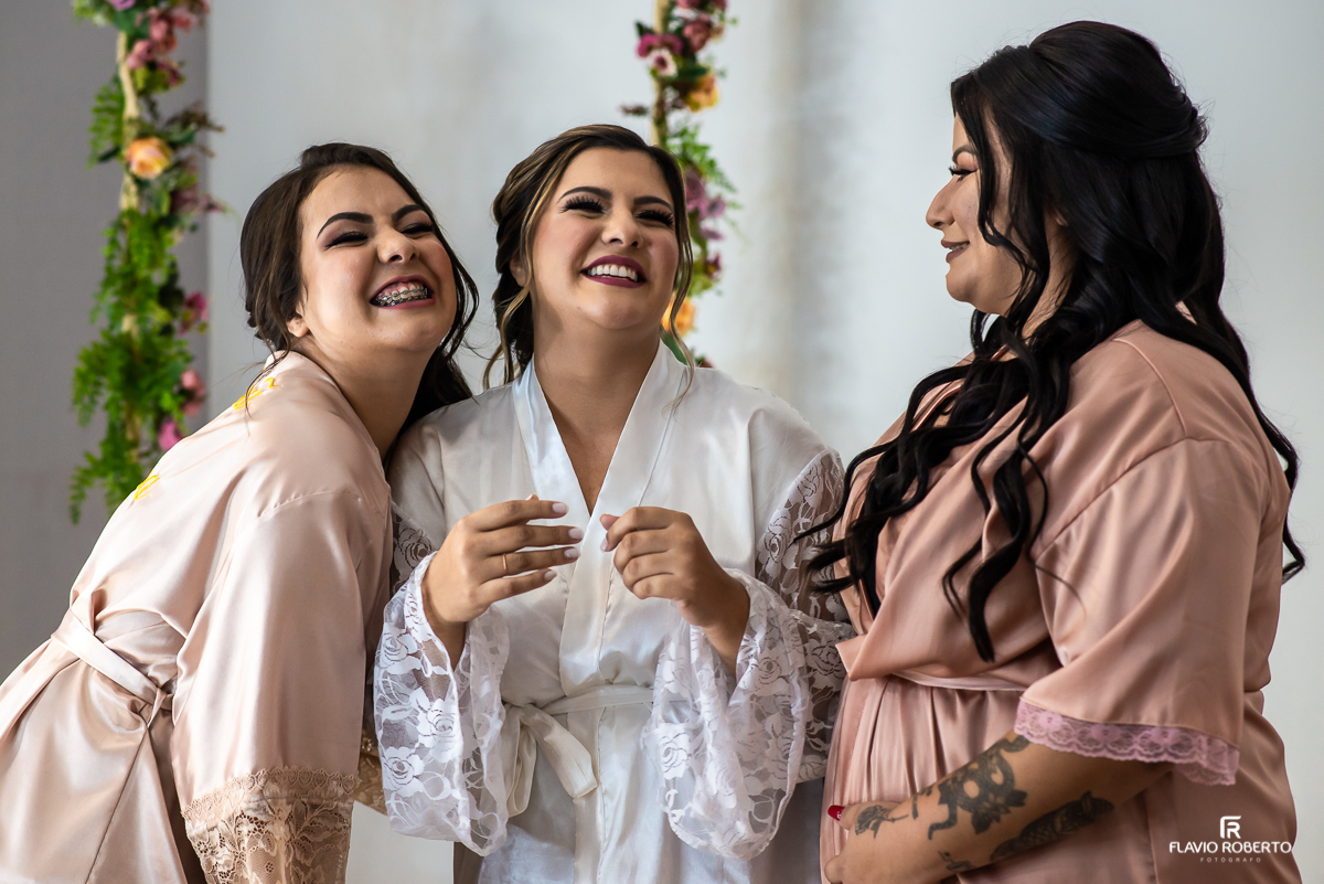 Noiva se maquiando no Ateliê Valeria Vendrasco para Casamento em Guaratinguetá