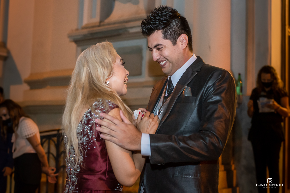 Noivo se arrumando com seus familiares para Casamento em Guaratingueta