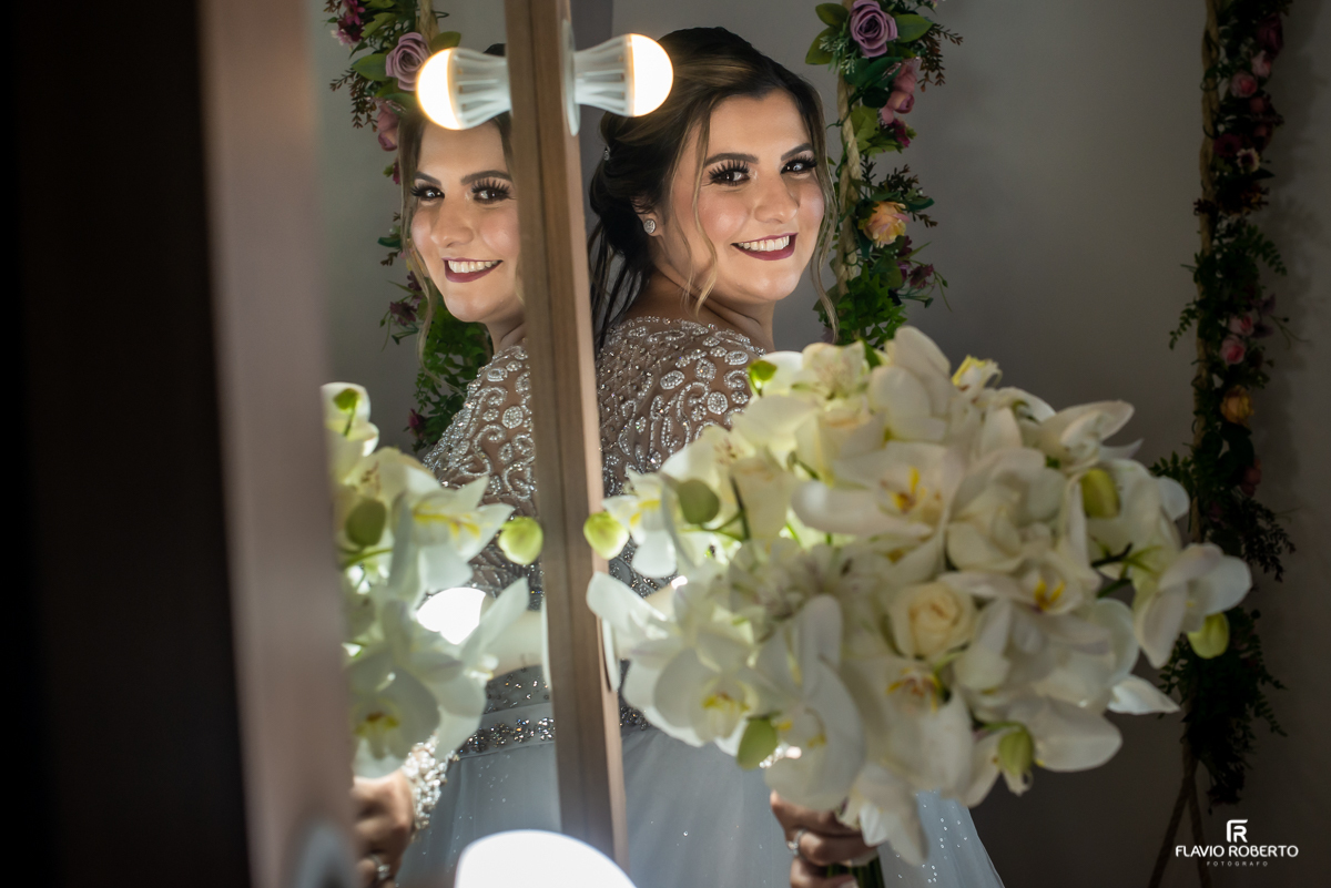 Noiva se maquiando no Ateliê Valeria Vendrasco para Casamento em Guaratinguetá