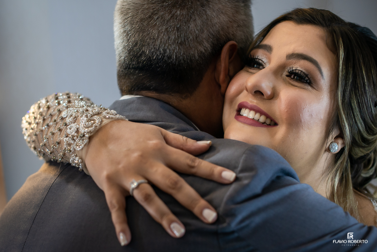 Noiva se maquiando no Ateliê Valeria Vendrasco para Casamento em Guaratinguetá