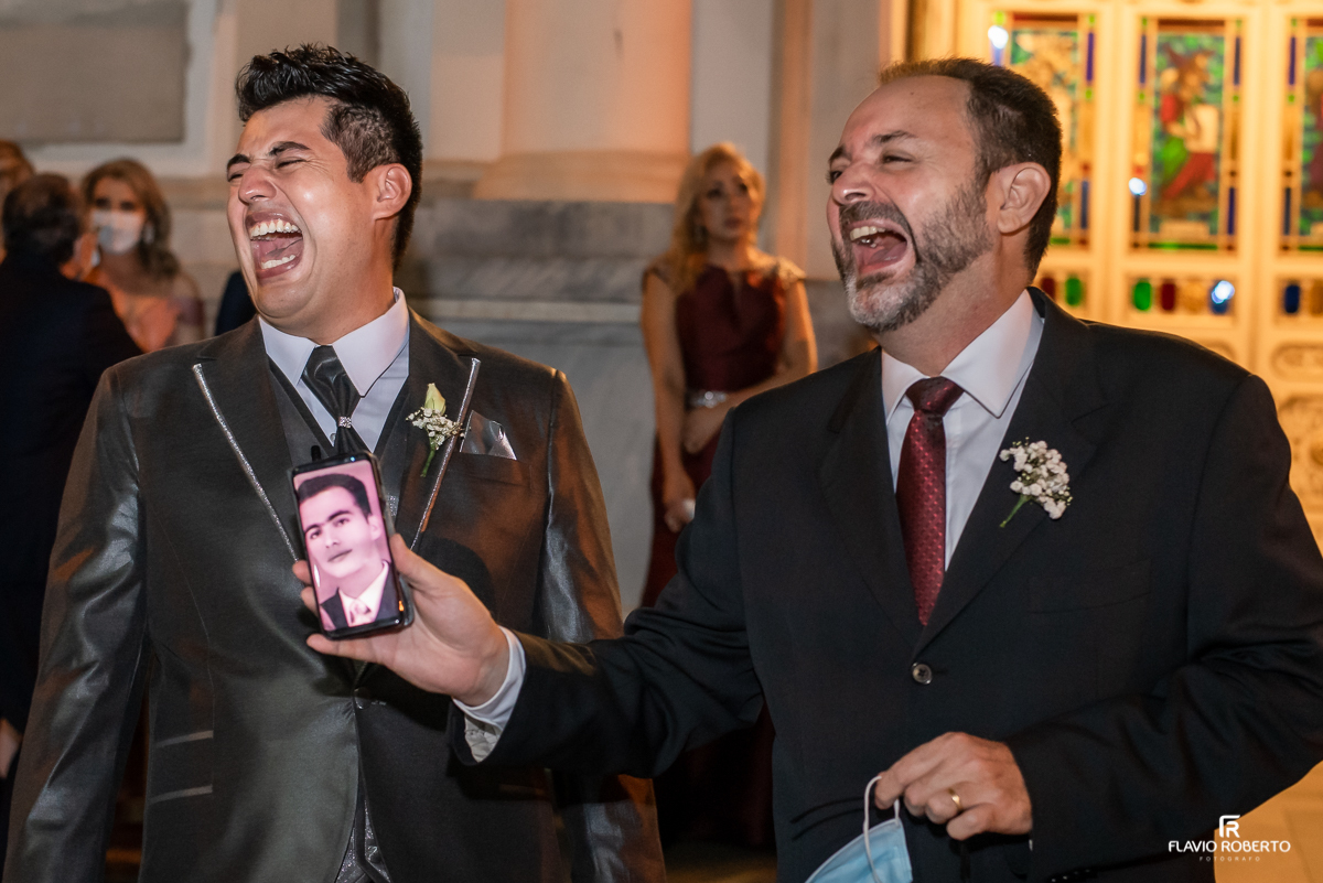 Noivo com seus amigos na porta da Matriz de Santo Antonio,  para Casamento em Guaratingueta