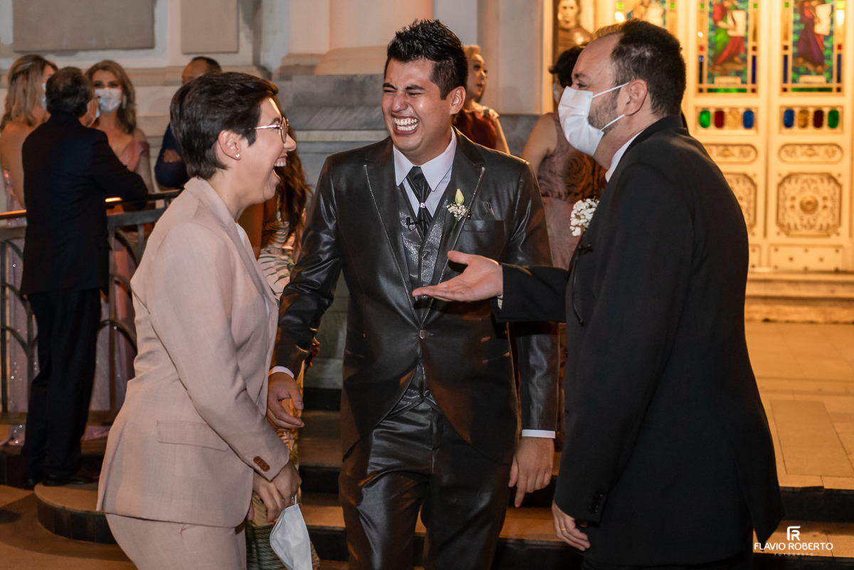 Noivo com seus amigos na porta da Matriz de Santo Antonio,  para Casamento em Guaratingueta