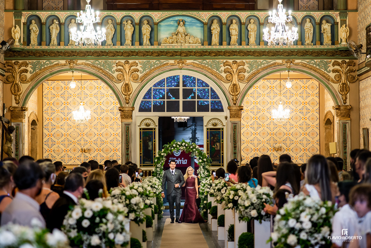 Noivo entrando na Matriz de Santo Antônio durante casamento em Guaratingueta