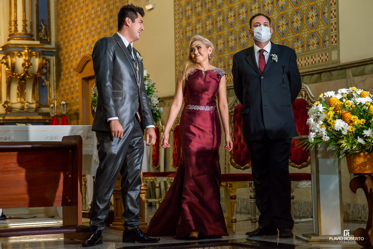 Noivo esperando a noiva no altar na Matriz de Guaratingueta 