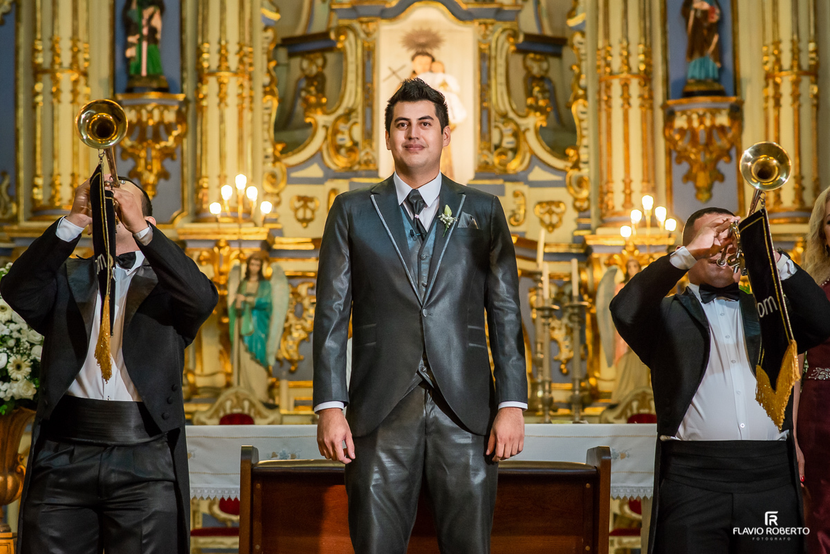 Noivo esperando a noiva no altar na Matriz de Guaratingueta 