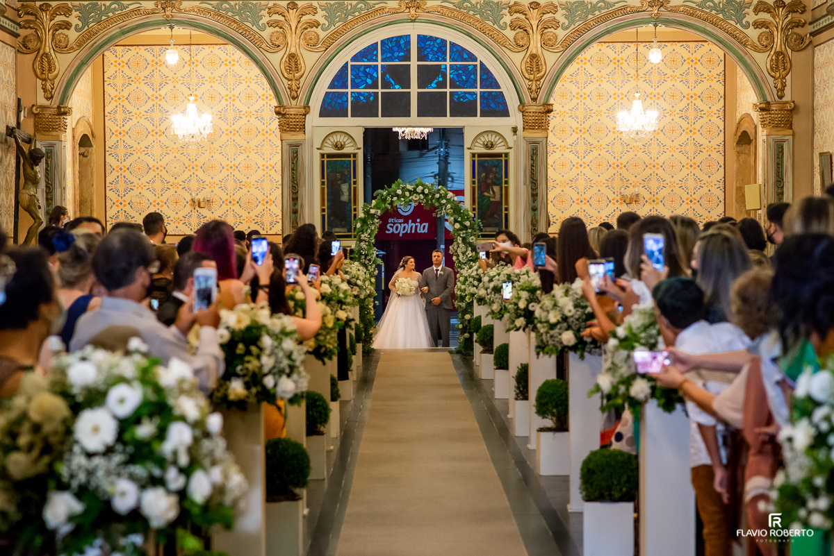 Noiva entrando na Matriz de Santo Antônio durante casamento em Guaratingueta