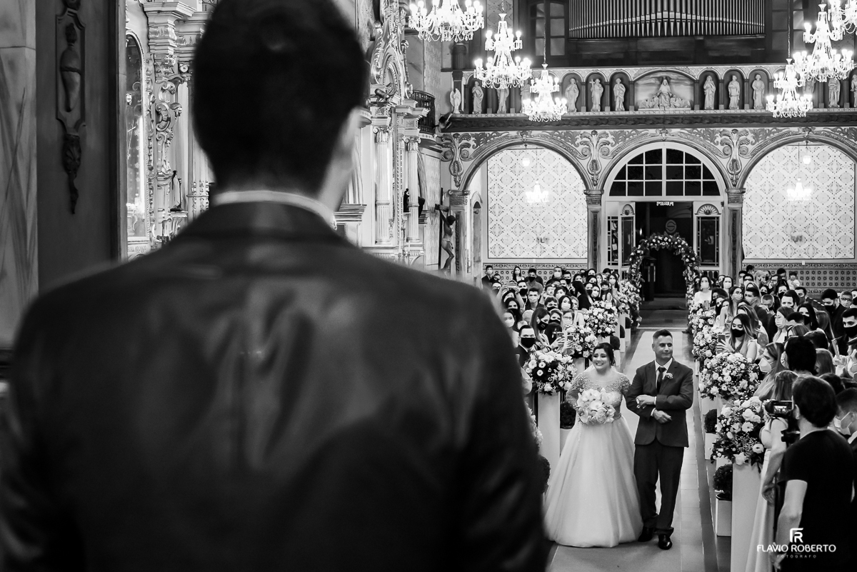 Noivo entrando na Matriz de Santo Antônio durante casamento em Guaratingueta