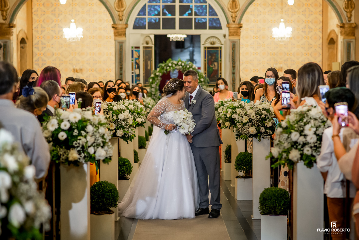 Noivo entrando na Matriz de Santo Antônio durante casamento em Guaratingueta