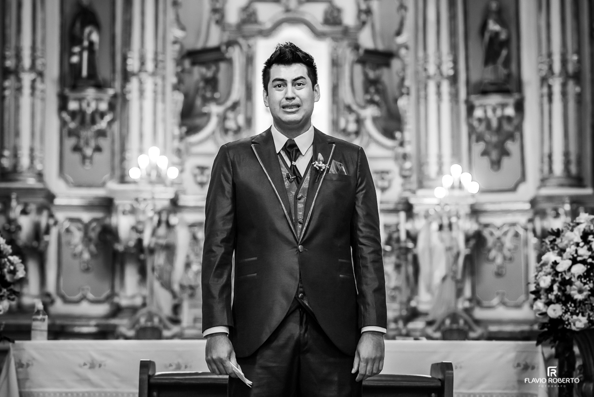 Noivo esperando a noiva no altar na Matriz de Guaratingueta 