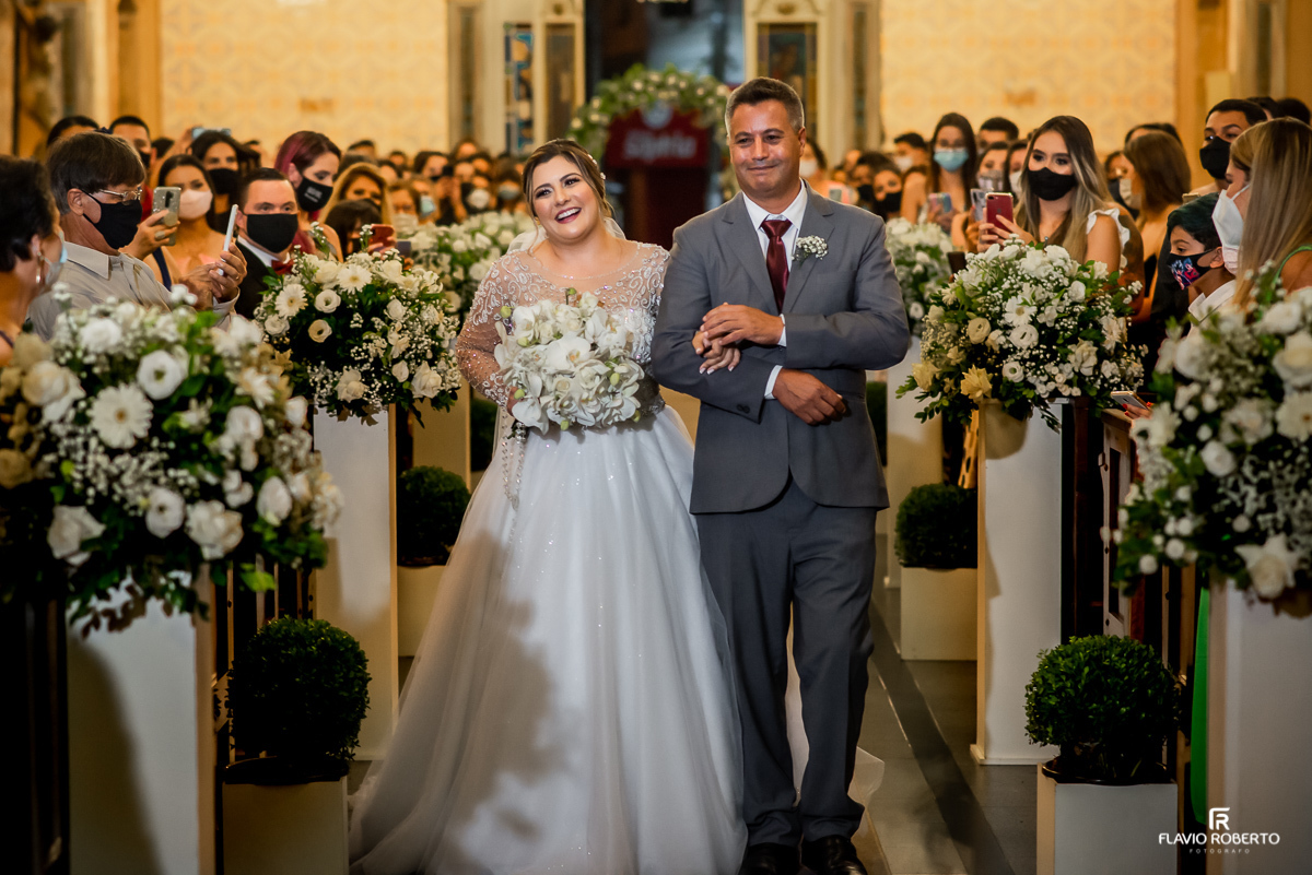 Noiva entrando na Matriz de Santo Antônio durante casamento em Guaratingueta