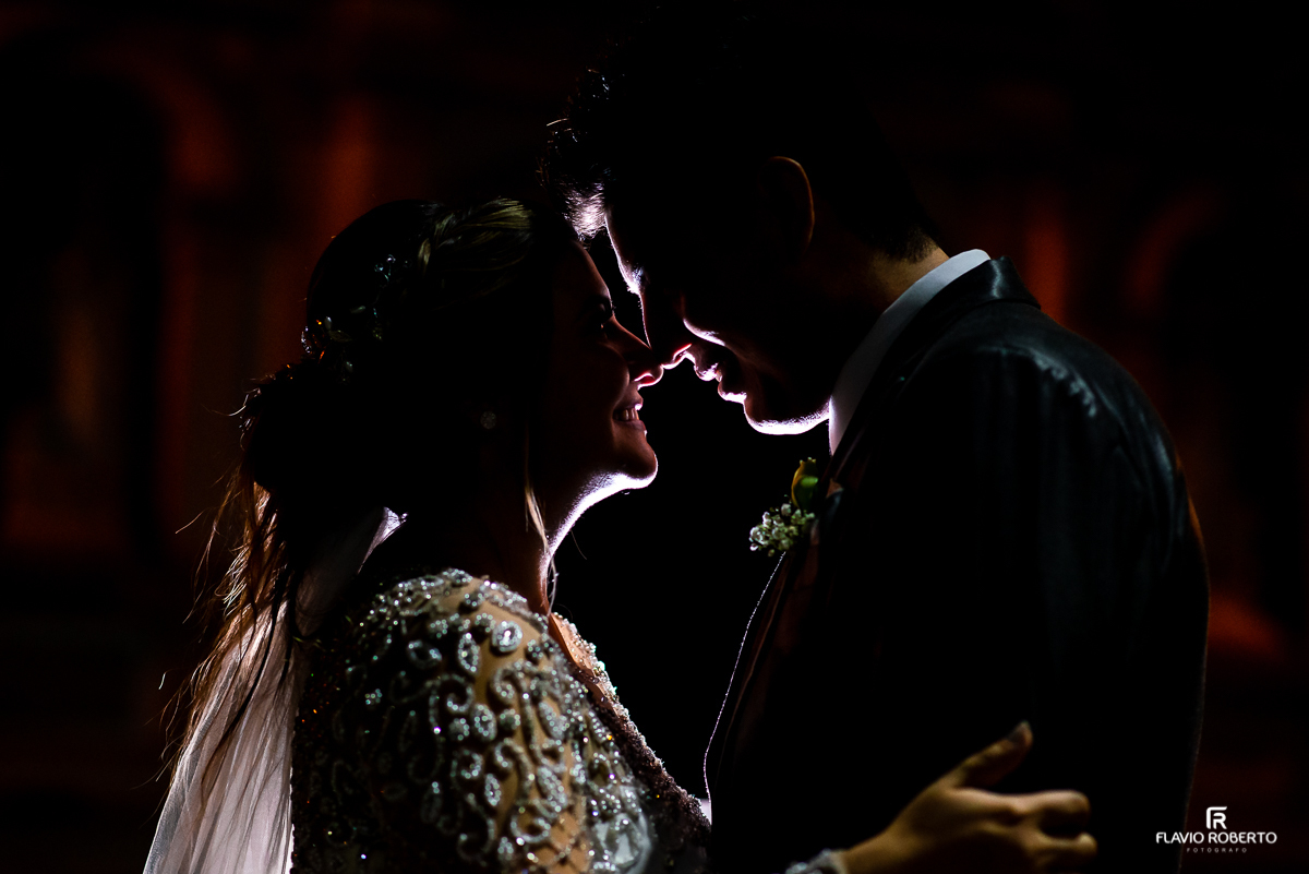Noivos abraçados em frente da matriz de Santo Antônio em Guaratinguetá 