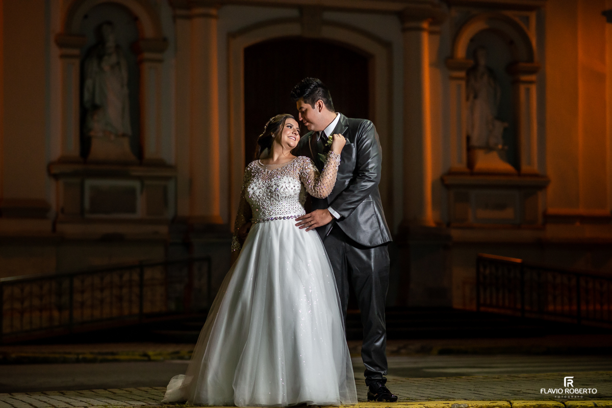 Noivos abraçados em frente da matriz de Santo Antônio em Guaratinguetá 