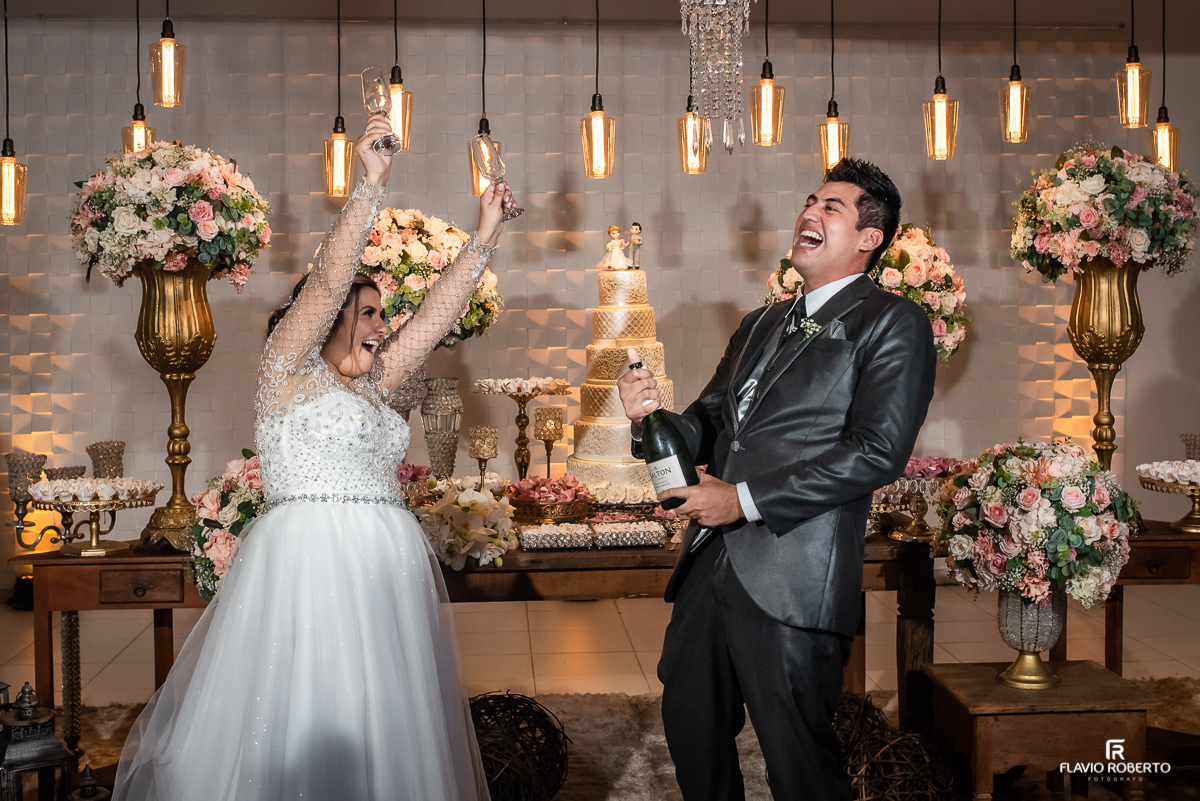noivos fazendo brindis durante festa de casamento no salao casagrande em Lorena 