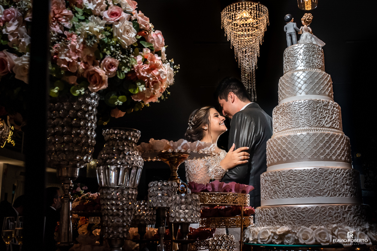 noivos fazendo brindis durante festa de casamento no salao casagrande em Lorena 