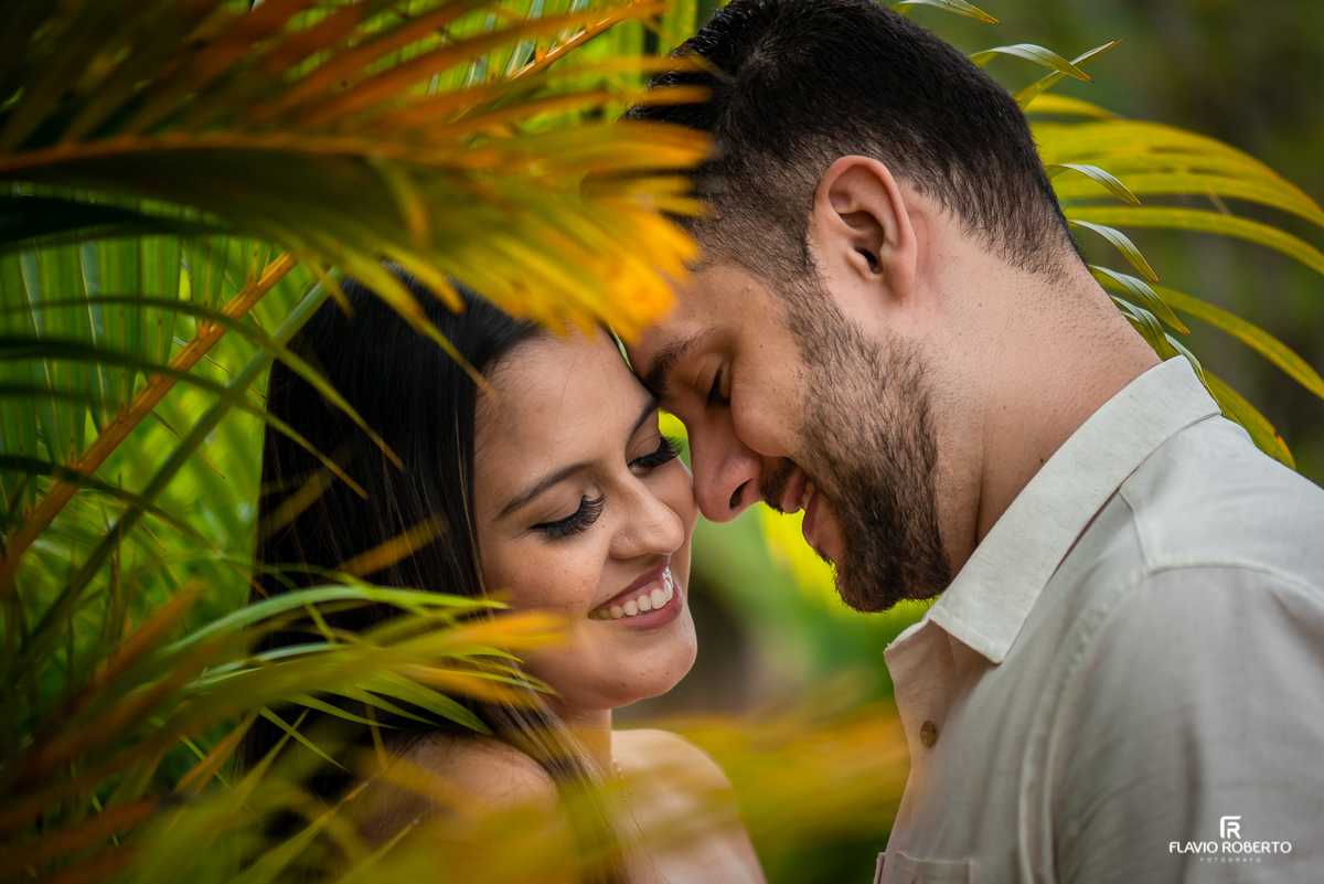 Noivos namorando durante Ensaio Pre Wedding no Recanto do Bosque em Guaratinguetá-SP