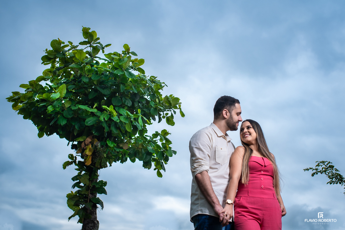 Noivos namorando durante Ensaio Pre Wedding no Recanto do Bosque em Guaratinguetá-SP