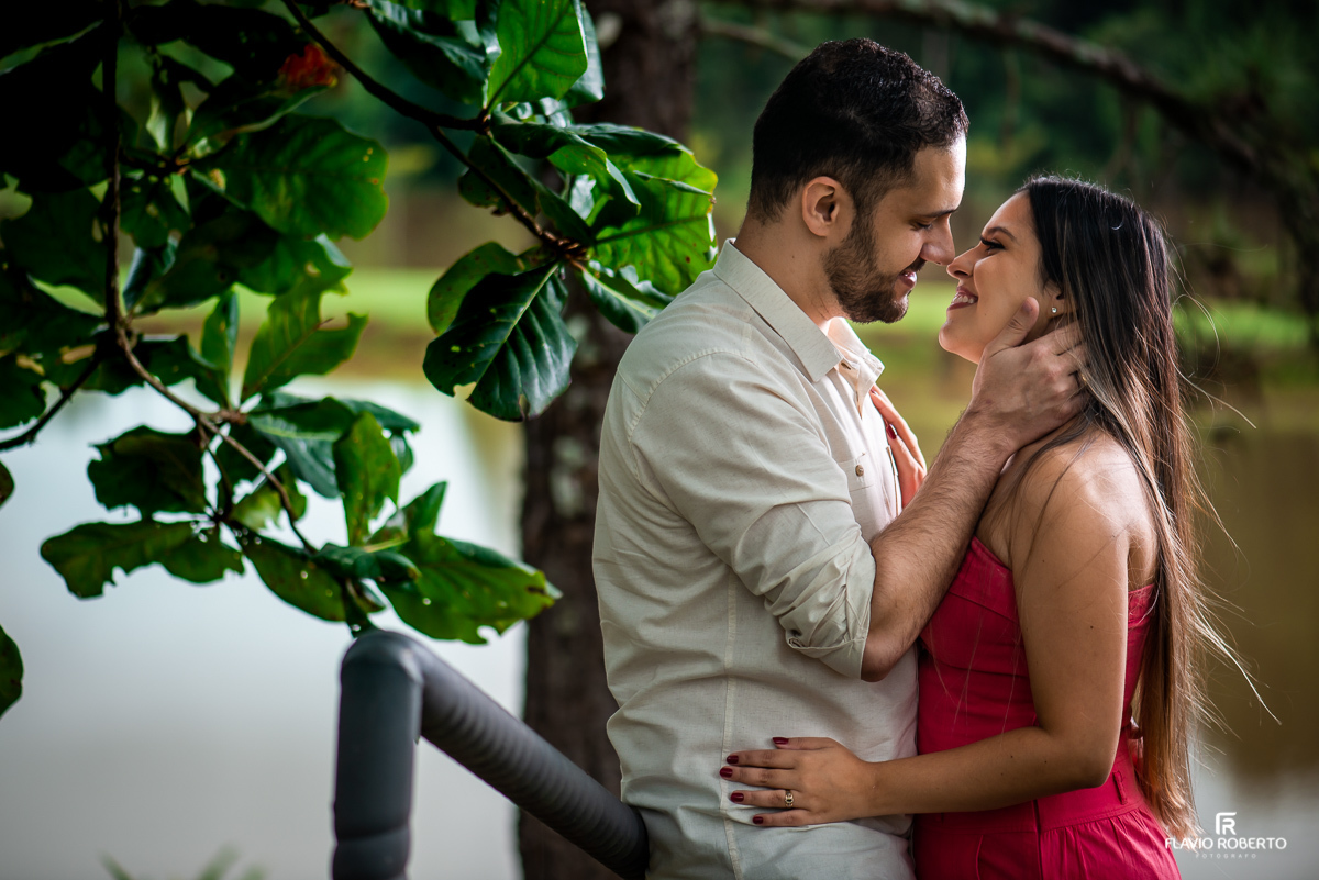 Noivos namorando durante Ensaio Pre Wedding no Recanto do Bosque em Guaratinguetá-SP