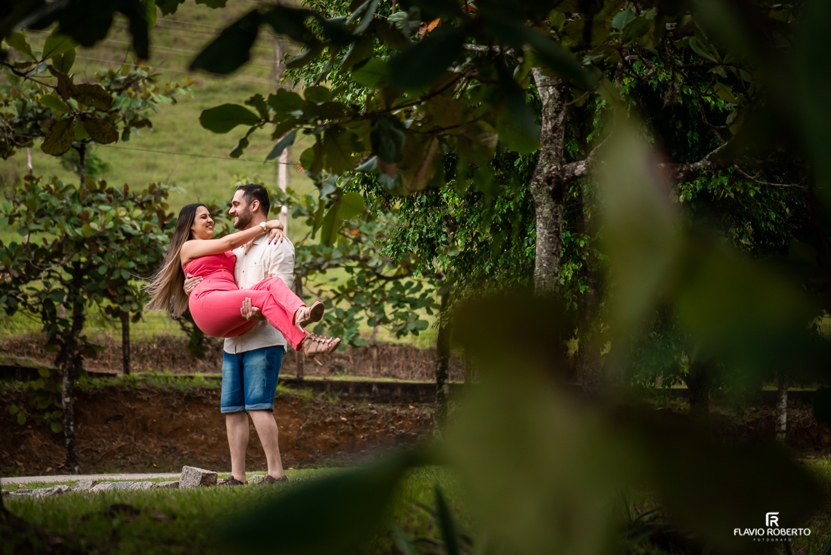 Noivos namorando durante Ensaio Pre Wedding no Recanto do Bosque em Guaratinguetá-SP