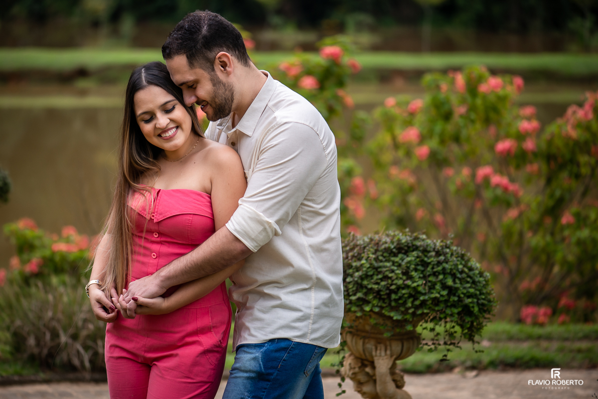 Noivos namorando durante Ensaio Pre Wedding no Recanto do Bosque em Guaratinguetá-SP