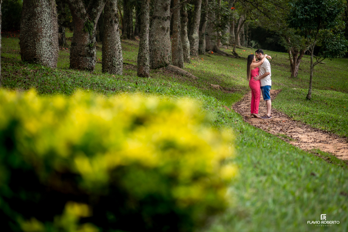 Noivos namorando durante Ensaio Pre Wedding no Recanto do Bosque em Guaratinguetá-SP