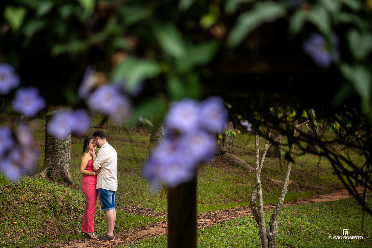 Noivos namorando durante Ensaio Pre Wedding no Recanto do Bosque em Guaratinguetá-SP