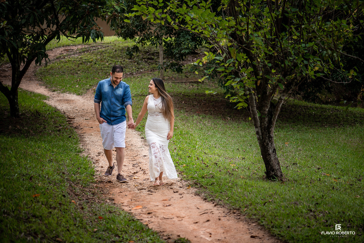 Noivos namorando durante Ensaio Pre Wedding no Recanto do Bosque em Guaratinguetá-SP