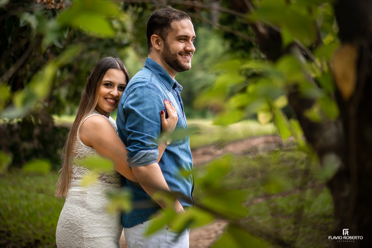 Noivos namorando durante Ensaio Pre Wedding no Recanto do Bosque em Guaratinguetá-SP