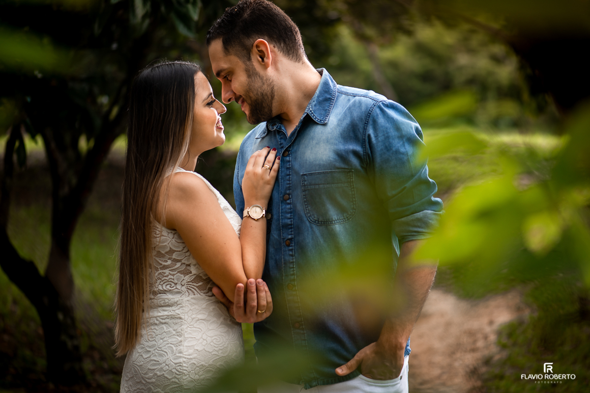Noivos namorando durante Ensaio Pre Wedding no Recanto do Bosque em Guaratinguetá-SP