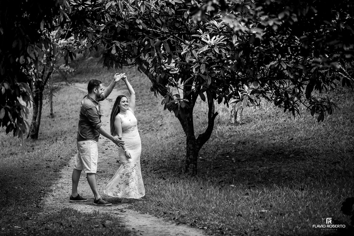 Noivos namorando durante Ensaio Pre Wedding no Recanto do Bosque em Guaratinguetá-SP