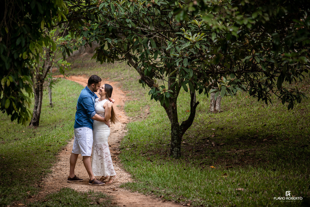 Noivos namorando durante Ensaio Pre Wedding no Recanto do Bosque em Guaratinguetá-SP