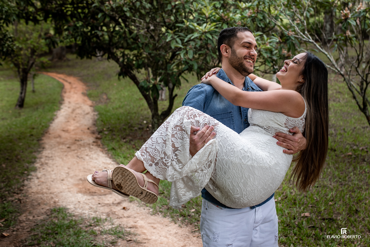 Noivos namorando durante Ensaio Pre Wedding no Recanto do Bosque em Guaratinguetá-SP