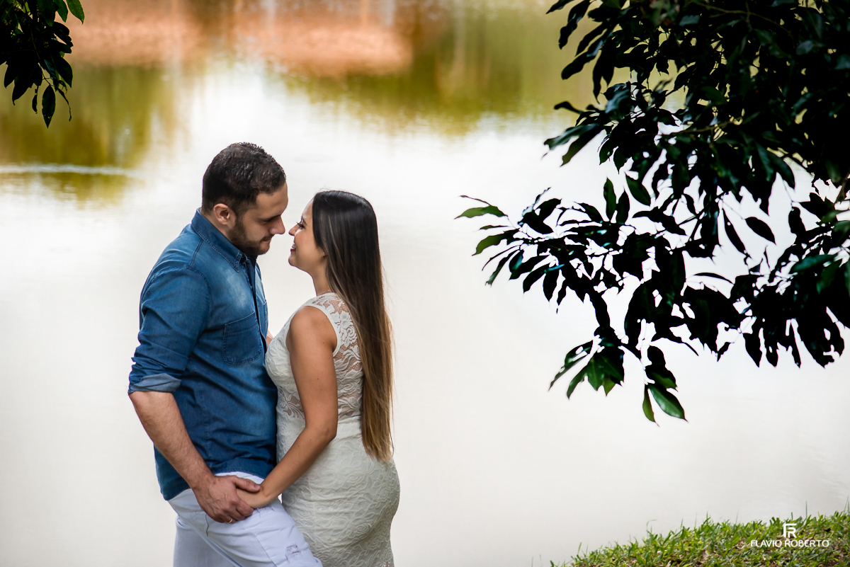 Noivos namorando durante Ensaio Pre Wedding no Recanto do Bosque em Guaratinguetá-SP