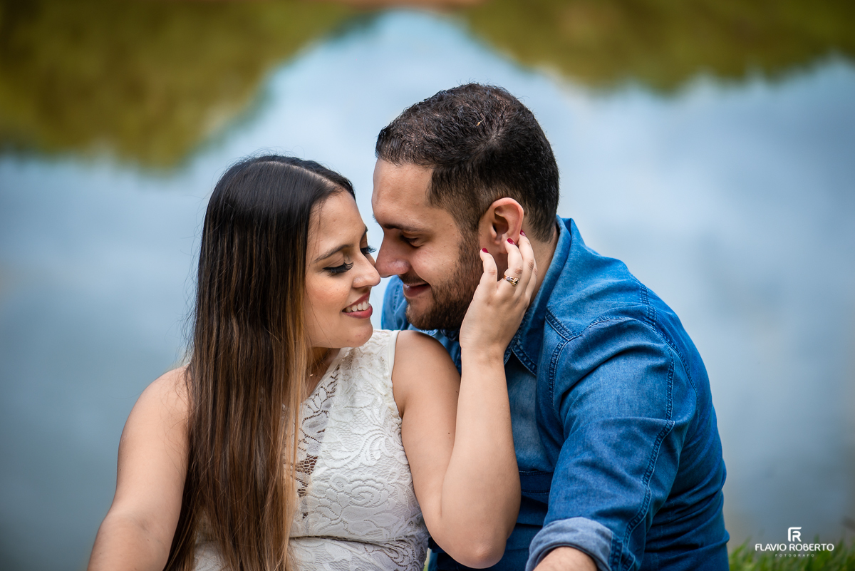 Noivos namorando durante Ensaio Pre Wedding no Recanto do Bosque em Guaratinguetá-SP