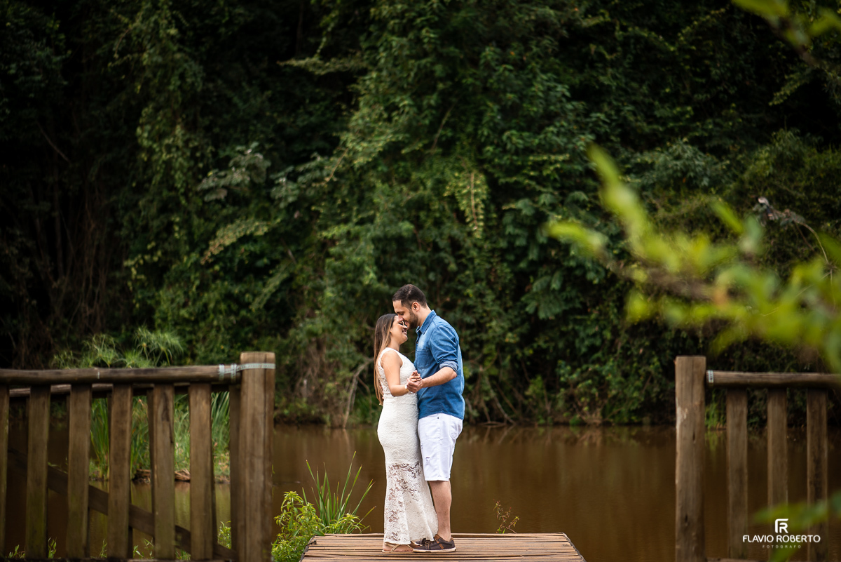 Noivos namorando durante Ensaio Pre Wedding no Recanto do Bosque em Guaratinguetá-SP