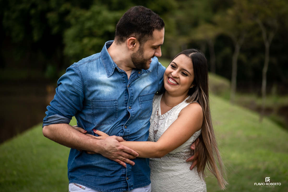 Noivos namorando durante Ensaio Pre Wedding no Recanto do Bosque em Guaratinguetá-SP