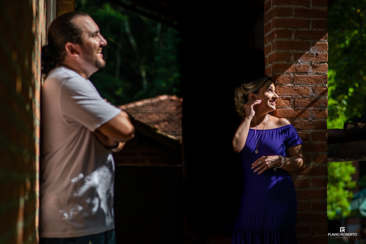 Noivos no Restaurante Arco Íris durante Ensaio Pre Wedding em Santo Antonio do Pinhal 