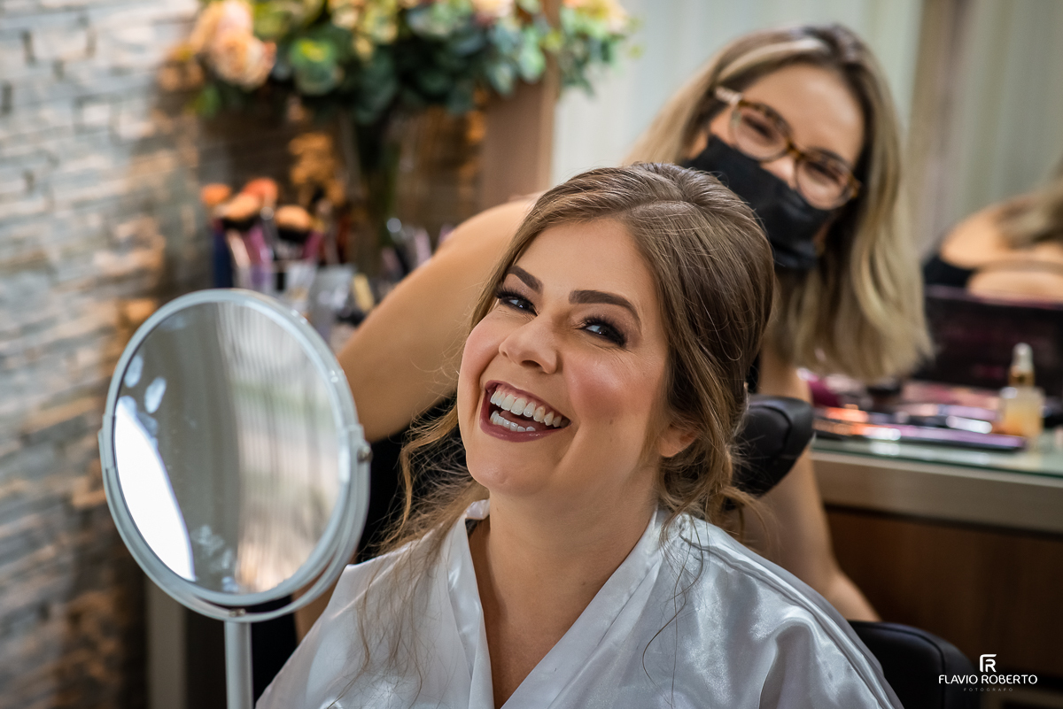 Noiva sorrindo em seu making of Casamento em Guaratinguetá no Ateliê Valeria Vendrasco.