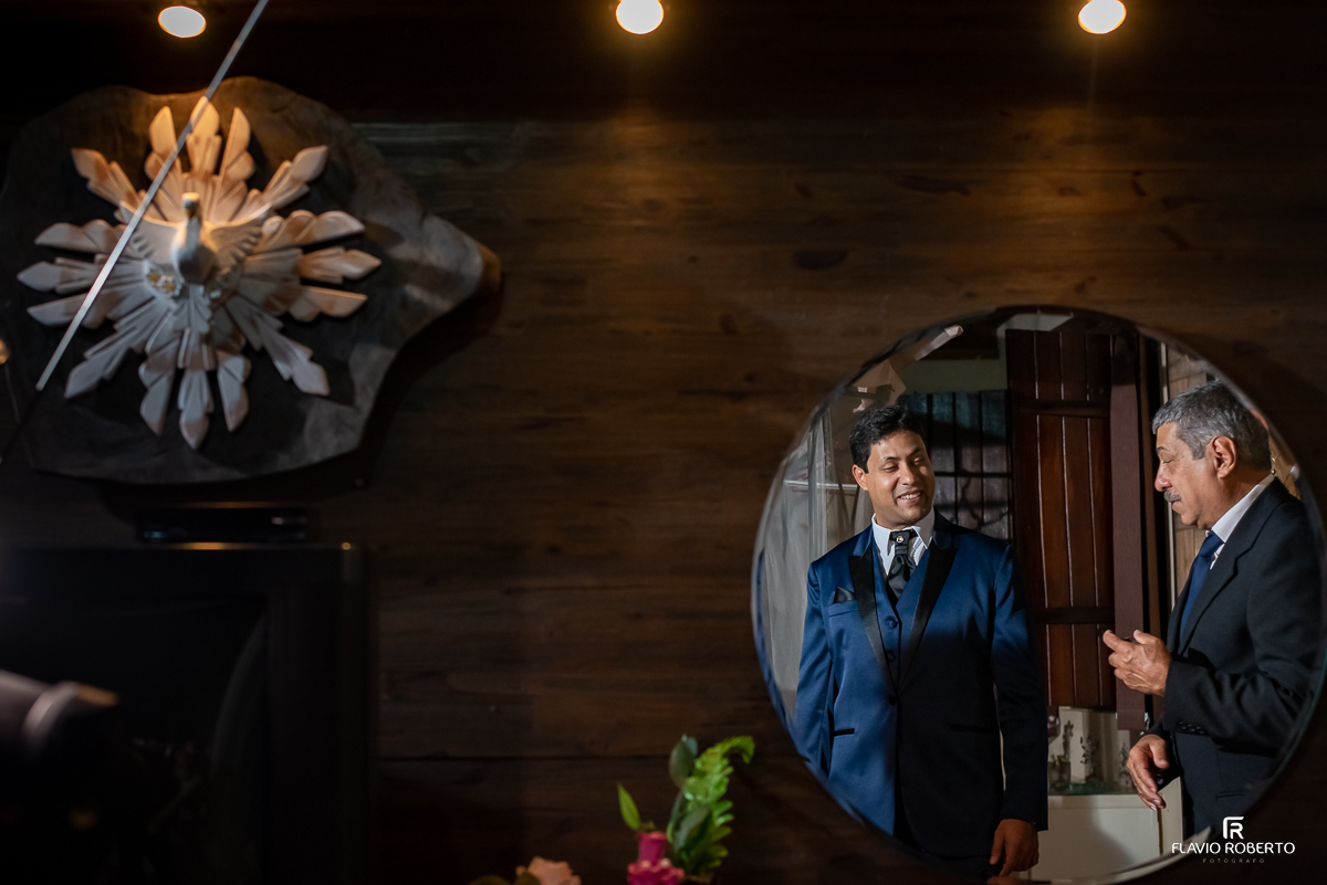 Noivo conversando com seu pai no Recanto Vip em Guaratingueta 