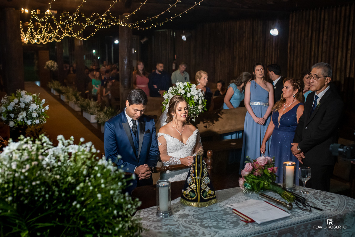 Noivos de rezando durante Casamento no Recanto Vio em Guaratingueta 