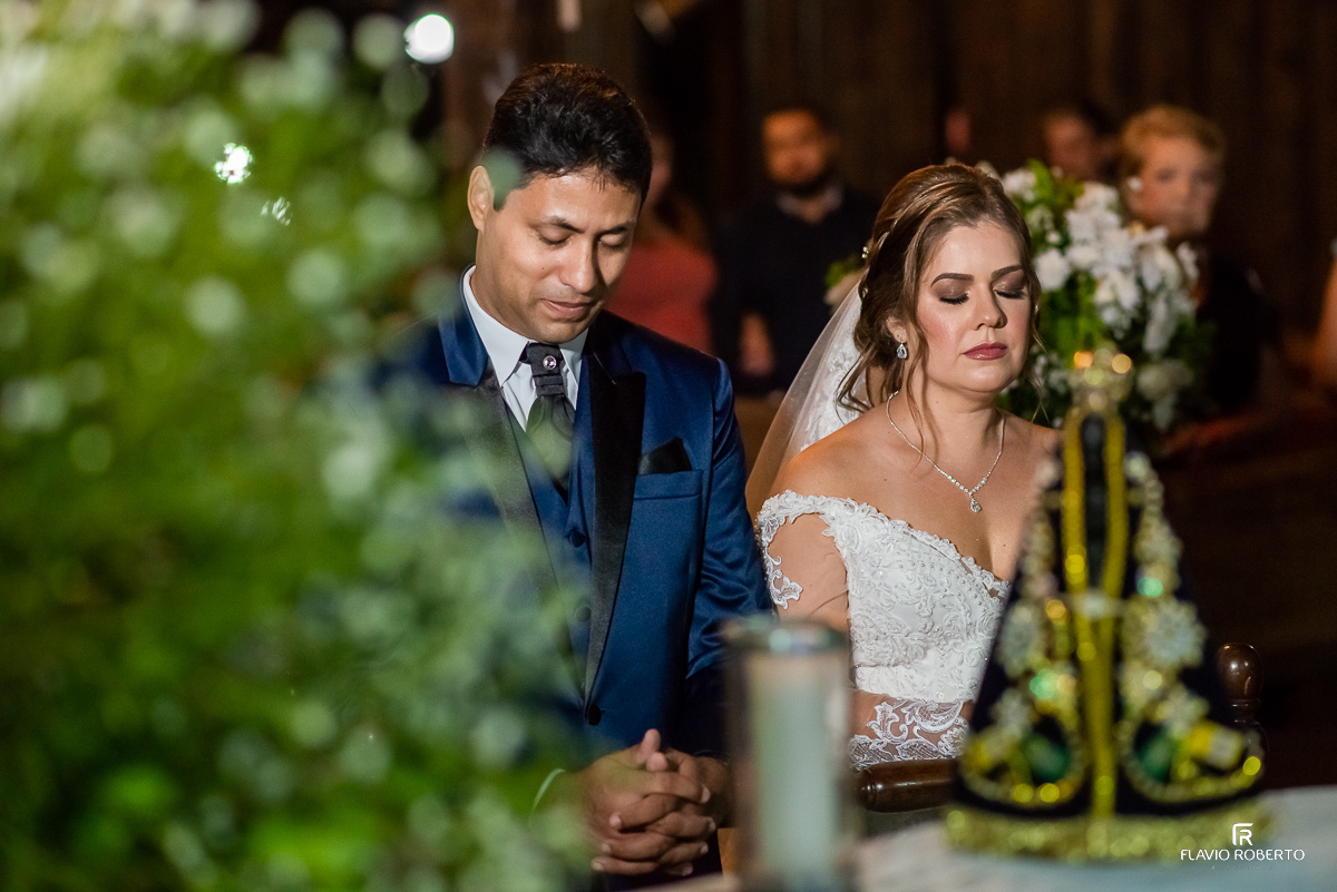 Noivos de rezando durante Casamento no Recanto Vio em Guaratingueta 