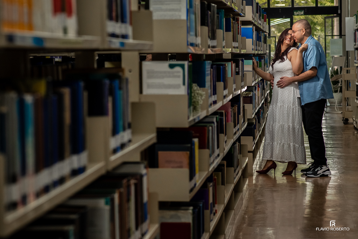 Namorados abraçados no corredor da Biblioteca da FEG em Guaratinguetá durante ensaio pre wedding na Unesp
