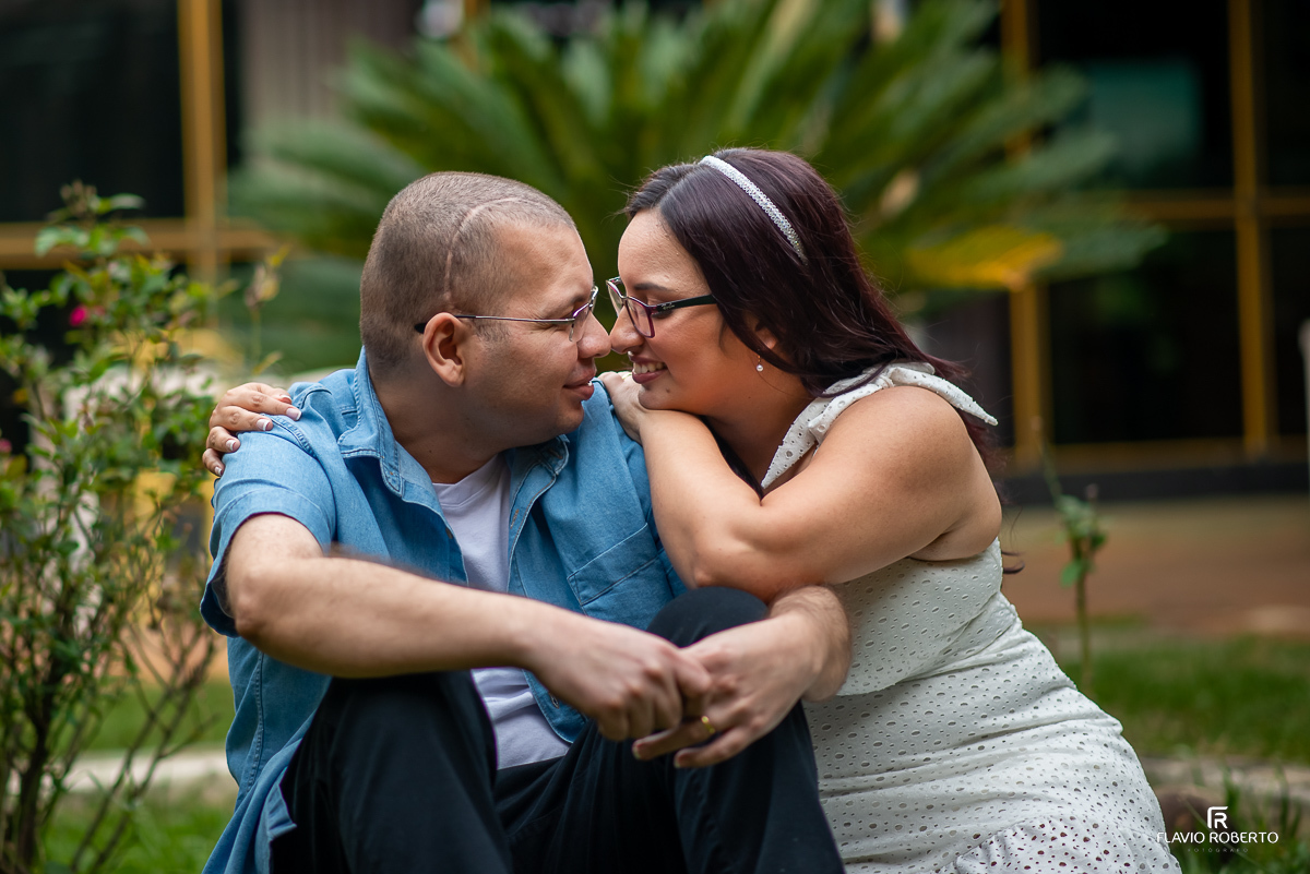 Casal namorando no jardim da Biblioteca da FEG em Guaratinguetá durante ensaio pre wedding na Unesp