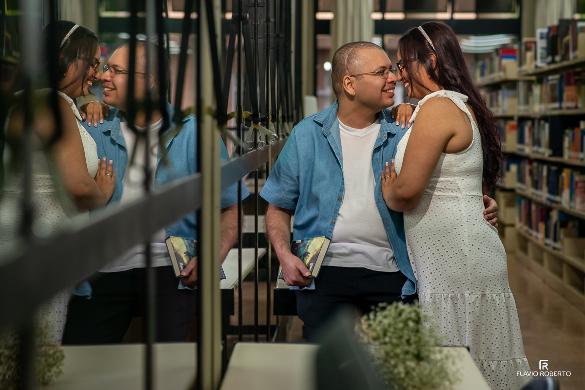 Casal de namorados lendo livro na Biblioteca da FEG em Guaratinguetá durante ensaio pre wedding na Unesp