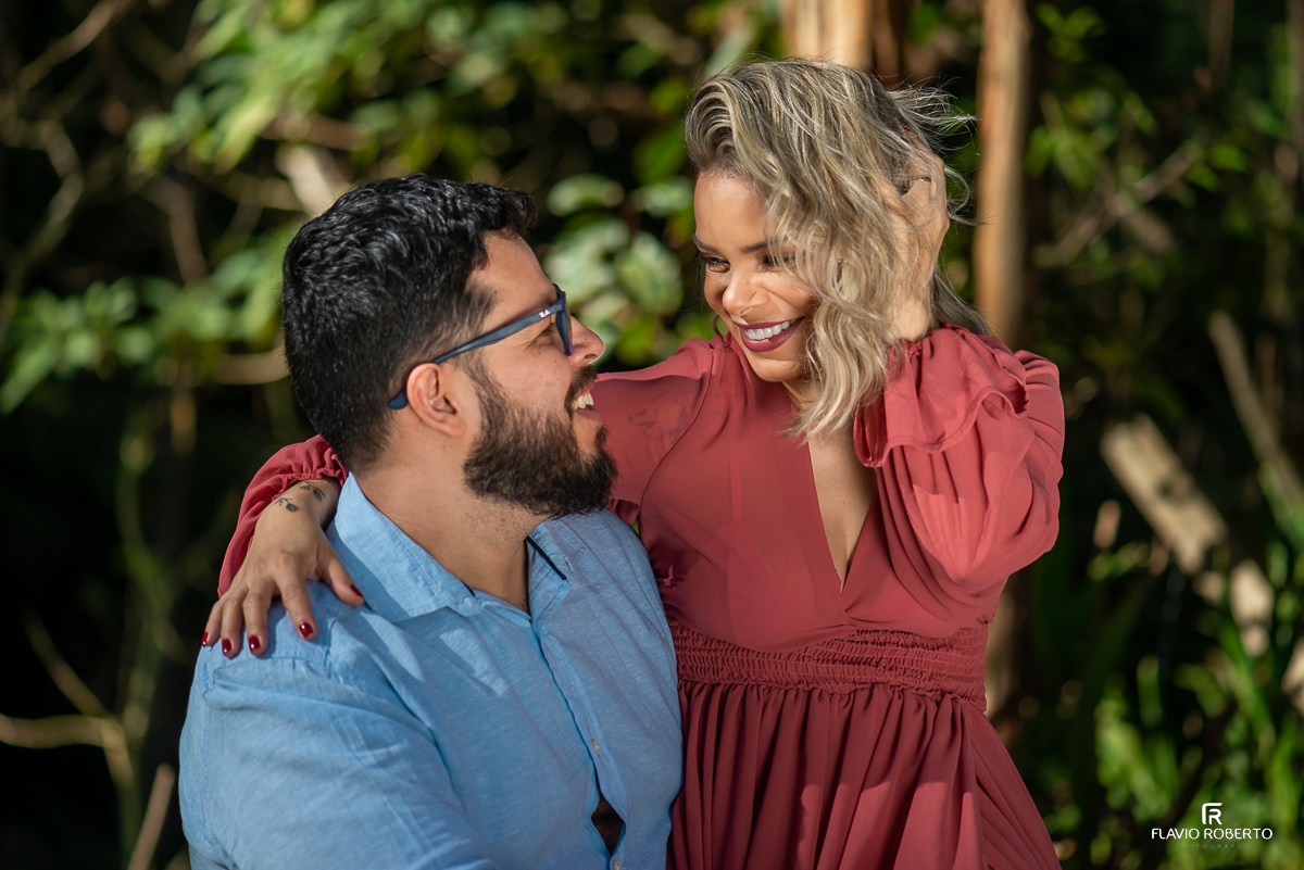 Casal se olhando e dando risada no pre wedding em Santo Antonio do Pinhal
