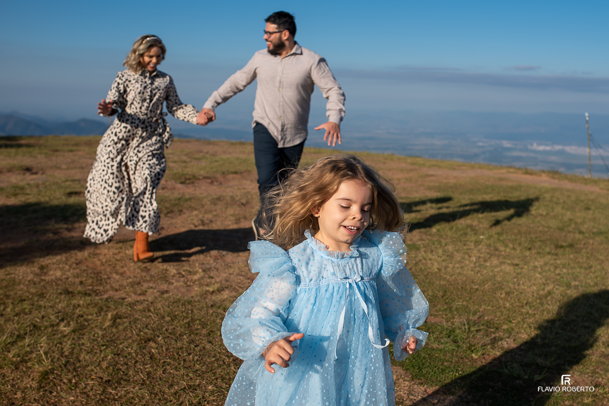 família correndo no Pico Agudo em Santo Antônio do Pinhal 